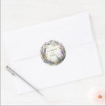 Pegatina Redonda Acuarela Regal Lavender Wreath Monograma Boda<br><div class="desc">Nuestra colección "Lavender Regal Boda" cuenta con flores de lavanda de color agua emparejadas con marcos dorados y fuentes de personalizable fáciles para una boda de jardín perfectamente elegante. Consulta nuestra tienda para ver más artículos de esta colección. Contáctenos si tiene alguna solicitud especial a través de correo electrónico o...</div>
