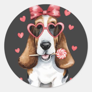 Pegatina Redonda Adorable Basset Hound Disfrutando de Lollipop Vale