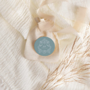 Pegatina Redonda Adorno de cresta de monograma boda azul polvorient