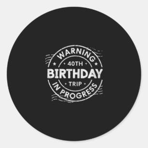 Pegatina Redonda Advertencia Cumpleaños 40 Viaje en Curso 40 Años