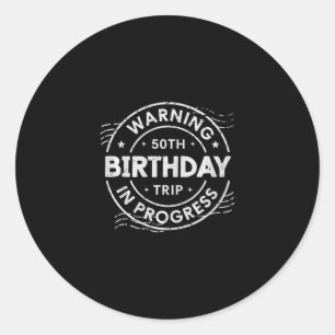 Pegatina Redonda Advertencia Cumpleaños 50 Viaje En Curso Cincuenta