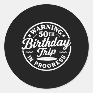 Pegatina Redonda Advertencia Cumpleaños 50 Viaje En Curso Vacacione