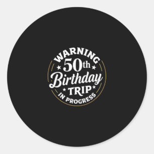 Pegatina Redonda Advertencia de humor cumpleaños 50 viaje en curso