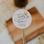 Pegatina Redonda Afortunado en amor | Rústico Favor de la Boda Herr<br><div class="desc">El diseño rústico para bodas de campo,  ecuestre o rancho presenta letras marrones de ciruela oscura con acentos de escritura,  con "suerte en el amor" y tus nombres,  y un par de herraduras de color dorado.</div>