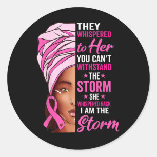 Pegatina Redonda Afro: Soy la tormenta Ri del Cáncer de Mama