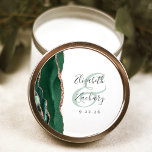 Pegatina Redonda Agate Geode Script Emerald Green Rosa Boda de oro<br><div class="desc">Este elegante y moderno pegatina boda presenta un diseño de agate de color verde esmeralda con un falso purpurina rosa de oro. Personalizar fácilmente el texto gris carbón en un fondo blanco, con los nombres de la novia y el novio en caligrafía de escritura a mano sobre un gran ampersand...</div>