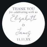 Pegatina Redonda Agradecimiento de boda elegante en guión azul mari<br><div class="desc">Esta etiqueta de agradecimiento de boda en guión elegante minimalista azul marino se puede personalizar con su información en tipografía chic. Diseñado por Thisisnotme©</div>