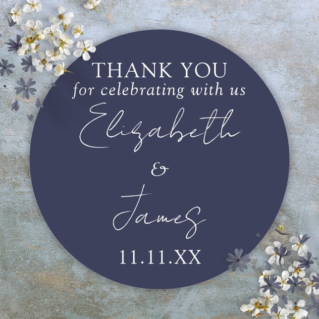 Pegatina Redonda Agradecimiento de boda en guión elegante azul mari (Navy Blue Elegant Script Wedding Thank You Classic Round Sticker)