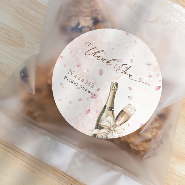 Pegatina Redonda Agradecimiento de Despedida de Soltera con Pétalos (Elegant Pink Petals Bubbly Bridal Shower Thank You Classic Round Sticker)