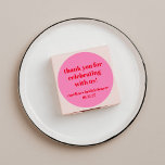 Pegatina Redonda Agradecimiento de Despedida de Soltera Rosa Rojo P<br><div class="desc">Pegatina Redonda Clásica de Agradecimiento de Despedida de Soltera Personalizada con Tipografía en Negrita Rosa y Rojo Brillante Moderna Divertida Simple</div>