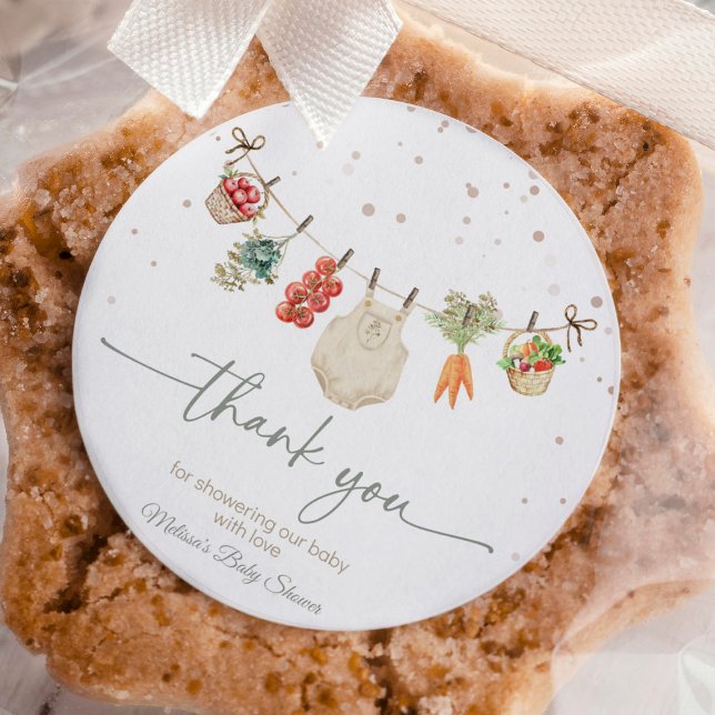 Pegatina Redonda Agradecimientos locales en el mercado Baby Shower (Locally Grown farmers market baby shower thank you sticker with rustic produce illustrations and war)