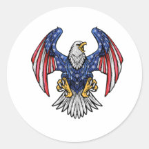 Águila de caldo norteamericana volando con avispas