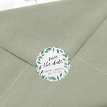 Pegatina Redonda Ahorre la Fecha Rustico Verde<br><div class="desc">Esta pegatina rústica de "Save the Date" con Ruscus italiano y las palabras "save the date" en una fuente de letra de moda,  todo sobre un fondo de madera pálida.</div>