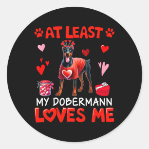 Pegatina Redonda Al menos mi Dobermann me ama en San Valentín solte