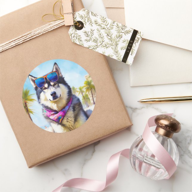 Pegatina Redonda Alaska Malamute en la playa, regalo de verano (Regalar)