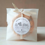Pegatina Redonda Albuquerque Skyline | Boda Favor De La Bienvenida<br><div class="desc">¡Mejore sus paquetes de bienvenida para bodas o sus favores para fiestas con un personalizado de pegatinas de bienvenida! Estos elegantes y minimalistas pegatinas están diseñados para un boda que se encuentra en la hermosa ciudad de Albuquerque. Cuentan con un moderno paisaje de diseño con el nombre de la ciudad...</div>