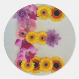 Pegatina Redonda Alfabeto E en flores