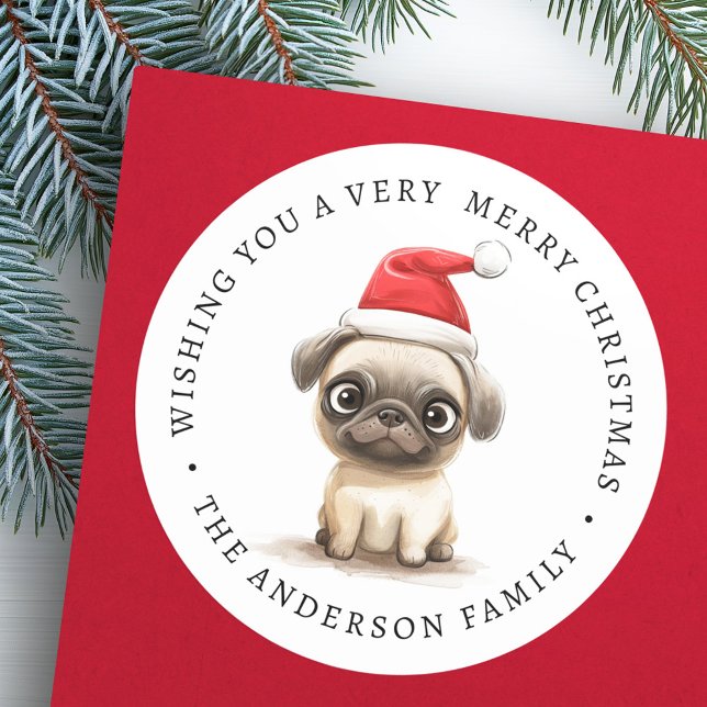 Pegatina Redonda Alfombra de cerdo en Santa hat ilustracion nombre  (Cute pug in Santa hat illustration family name Classic Round Sticker)