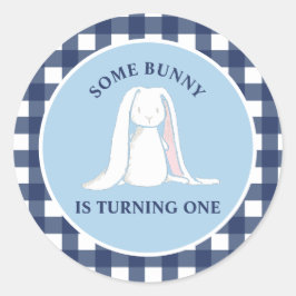 Pegatina Redonda Algún conejo es uno azul Gingham Cumpleaños