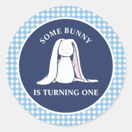 Pegatina Redonda Algún conejo es uno azul Gingham Cumpleaños