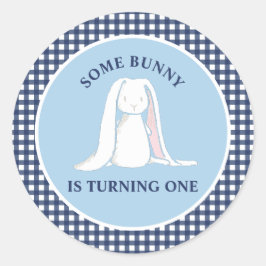 Pegatina Redonda Algún conejo es uno azul Gingham Cumpleaños