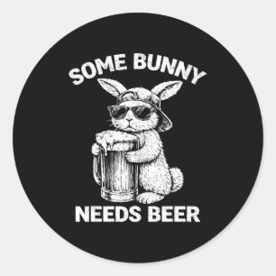 Pegatina Redonda Algún conejo necesita cerveza divertido humor de c