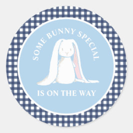 Pegatina Redonda Algunas duchas de bebé de gingham azul Bunny