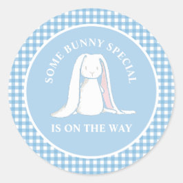 Pegatina Redonda Alguno conejo azul gingham baby shower