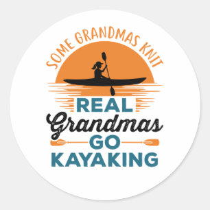 Pegatina Redonda Algunos abuelitos se mueven en kayak