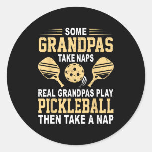 Pegatina Redonda Algunos abuelos toman siestas abuelos reales juega