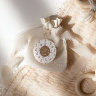 Pegatina Redonda Algunos conejitos están en el camino hacia el Baby