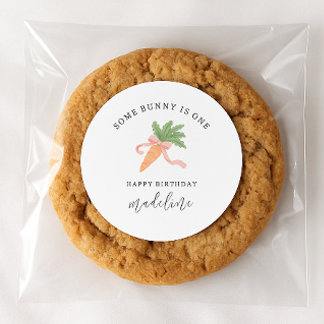 Pegatina Redonda Algunos conejitos son un simple y moderno cumpleañ