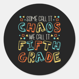 Pegatina Redonda Algunos lo llaman caos Lo llamamos quinto grado