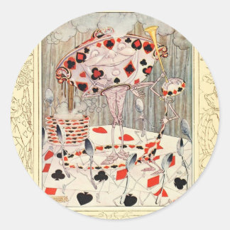 Pegatina Redonda Alicia en la batalla de cartas de maravillas