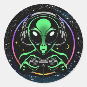 Pegatina Redonda Alien jugando videojuegos con fondo estelar