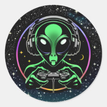 Alien jugando videojuegos con fondo estelar