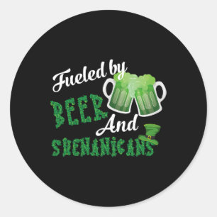 Pegatina Redonda Alimentado Por La Cerveza Y Los Shenanigans Día De