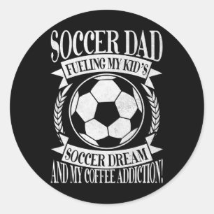 Pegatina Redonda Alimentando el sueño futbolístico de mi hijo y mi