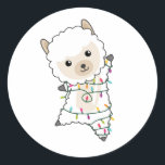 Pegatina Redonda Alpaca Merry Christmas Winter Animals Alpacas<br><div class="desc">La alpaca para Navidades con luces de hadas. Animales divertidos con regalos y nieve para las vacaciones. También es gracioso para los Navidades en julio. Las Alpacas son lindos animales y perfectas para los Navidades.</div>