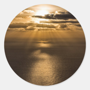 Pegatina Redonda Amanecer por encima del océano Atlántico