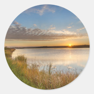 Pegatina Redonda Amanecer Sobre Humedales En Arrowwood National