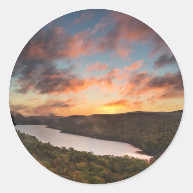 Pegatina Redonda Amanecer Vivo Sobre El Lago De Las Nubes En Otoño (Anverso)