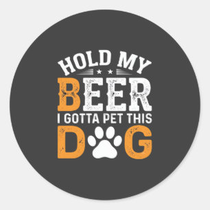 Pegatina Redonda Amante de Perros Agárrame la Cerveza