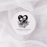 Pegatina Redonda Amantes hasta la muerte Esqueletos y Rosas Bodas<br><div class="desc">Esta suite de estilo gótico cuenta con dos amantes que se unen hasta la muerte. ¡Los rosas acentúan este diseño elegante y único!</div>
