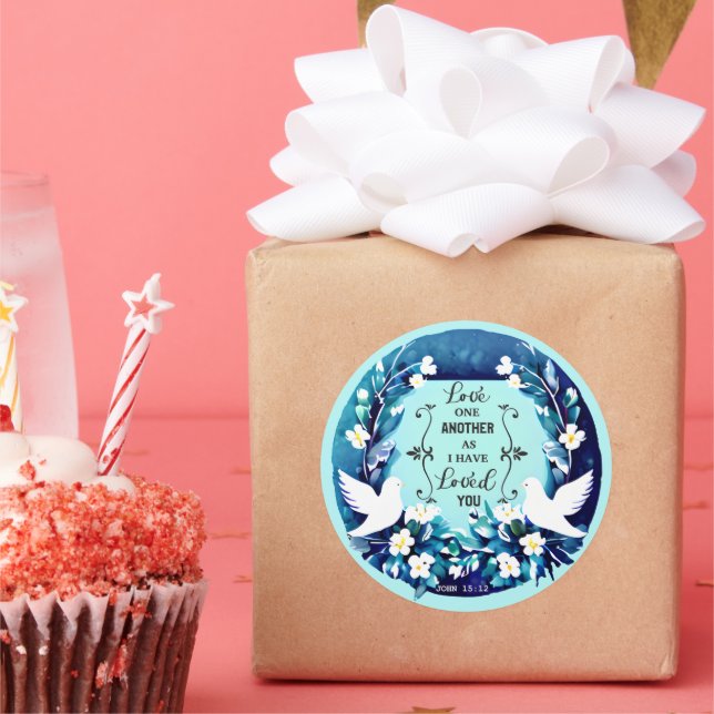 Pegatina Redonda Amar unos a otros palomas azules y blancas (Fiesta)