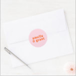 Pegatina Redonda Amelia Naranja Boda rosa moderno<br><div class="desc">Etiquetas de bodas de estilo moderno con un diseño sencillo y mínimo con sus nombres en un groovy tipo retro. Los colores vivos son naranja y rosa. Las fuentes / colores pueden cambiarse en la herramienta de edición de diseño. Estos stickers de boda son geniales como sellos para sobres o...</div>