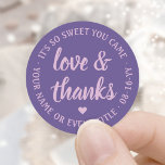Pegatina Redonda Amor dulce y gracias Lavender Purple Simple Script<br><div class="desc">Añade un toque personalizado a los favores del partido y gracias notas con personalizados pegatinas/sellos para sobres redondos de "amor y agradecimiento". Toda la redacción de esta plantilla es sencilla para el personalizar en cualquier ocasión, como boda, ducha de novia, graduación, fiesta de cumpleaños, aniversario o jubilación. El diseño lavender...</div>
