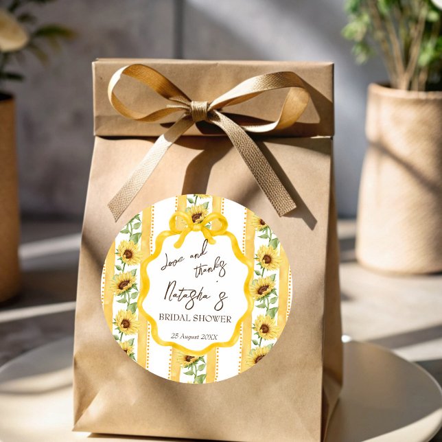 Pegatina Redonda Amor en flor girasol ducha de novia favor (Love in bloom sunflowers bridal shower favor stickers grand millennial thank you stickers )