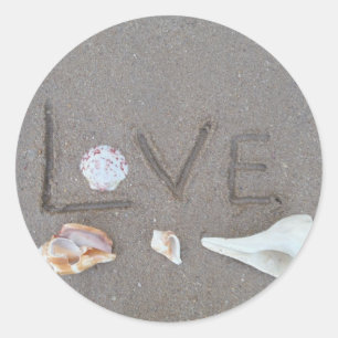 Pegatina Redonda Amor en la playa con conchas marinas