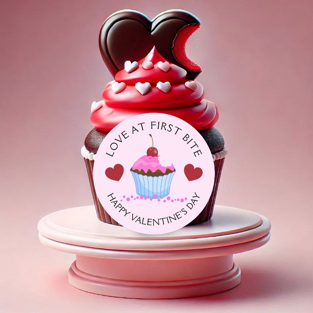 Pegatina Redonda Amor en primera cometa Feliz Día de San Valentín (Love at first bite, or other text, Valentine's Day or other event packaging sticker.)